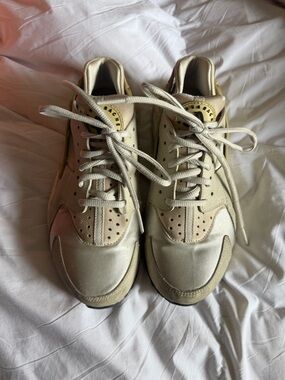 Nike Air Huaraches women’s 7.5